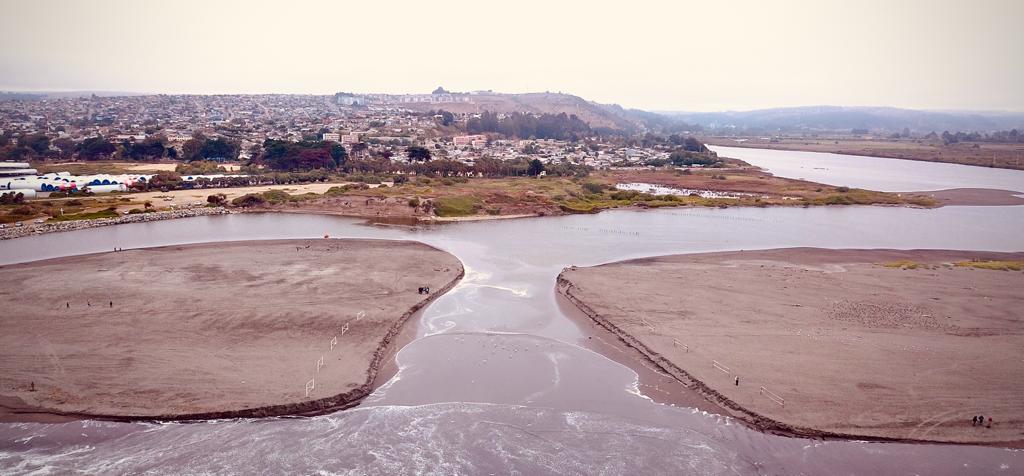 The Maipo River near Santiago no longer arrives to the sea. Photo: Ojosdemar